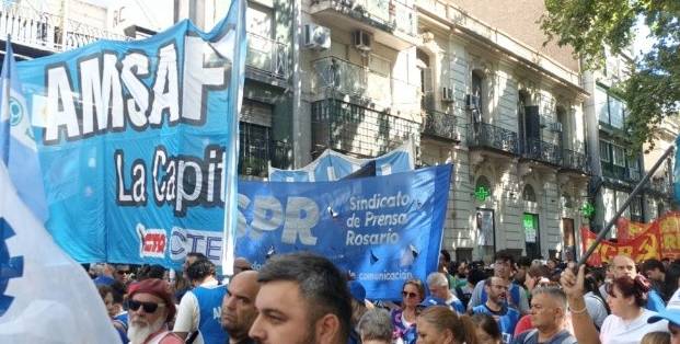 ROSA DE FUEGO LABORAL: LOS GREMIOS ENCENDIERON ROSARIO CONTRA LA REFORMA