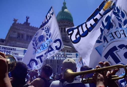 EL PUEBLO EN LAS CALLES CONTRA EL AJUSTE LABORAL