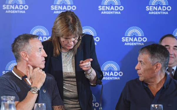 LA REFORMA LABORAL AVANZA CON UN SINDICALISMO FRACTURADO Y UNA OPOSICIÓN SIN VOTOS