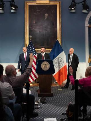 MAMDANI DESAFÍA AL PODER: IMPUESTOS A LOS RICOS O SUBIDA DEL 9,5% A LA PROPIEDAD