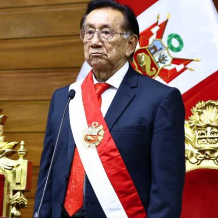 PERÚ: UN OCTOGENARIO DE IZQUIERDA ASUME LA PRESIDENCIA INTERINA EN MEDIO DE CRISIS POLÍTICA