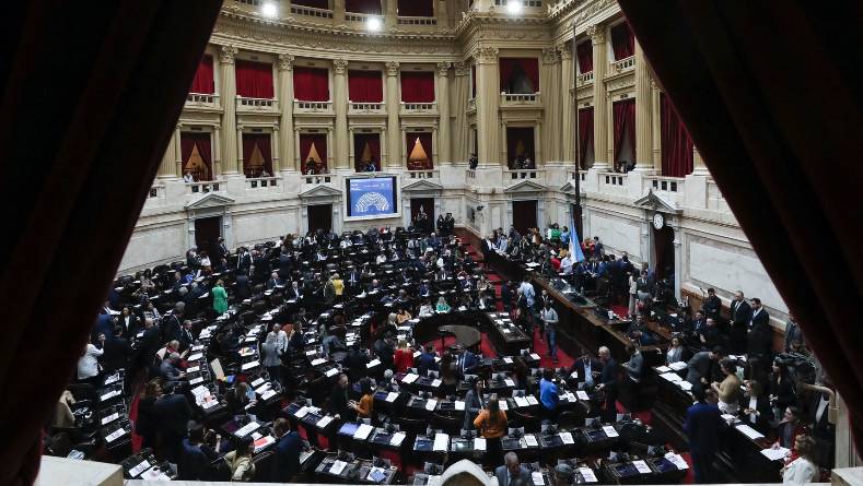 CORRUPTOS Y CIPAYOS EMPRESARIALES SE APRESURAN A DESTRUIR DERECHOS LABORALES