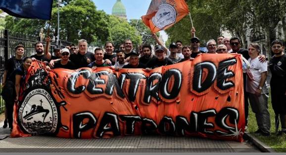 MARINOS VAN A LA JUSTICIA: EL CONGRESO "SENTENCIÓ A LA CLASE OBRERA"