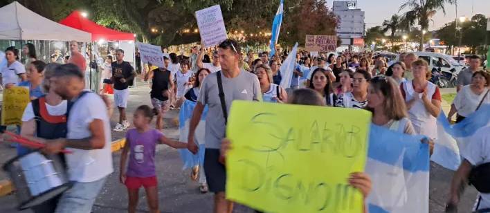 LA REBELIÓN DE LOS INVISIBLES: DOCENTES, ENFERMEROS Y TRABAJADORES PÚBLICOS TOMAN LAS CALLES DE RECONQUISTA