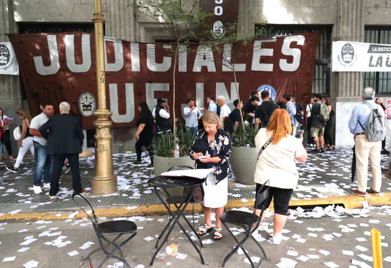 JUDICIALES OCUPAN TRIBUNALES LABORALES CONTRA EL DESGUACE NEOLIBERAL
