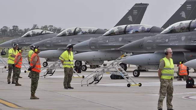 ENTRENAMIENTO MILITAR DE LUJO: ARGENTINA DESTINA US$33 MILLONES A PILOTOS DE F-16 MIENTRAS LA EDUCACIÓN Y SALUD SE DESMORONAN