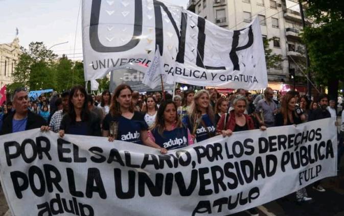 UNIVERSIDADES EN LLAMAS: EL PARO NACIONAL DOCENTE CONTRA LA REFORMA LABORAL