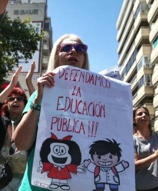 DOCENTES SANTACESINOS LE PLANTAN CARA AL GOBIERNO DE PULLARO CON RUIDAZOS Y PARO