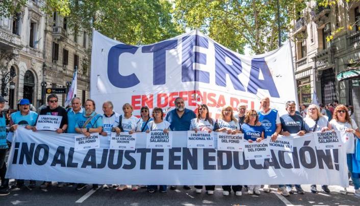 LA REBELIÓN DE LOS GUARDAPOLVOS BLANCOS: DOCENTES PARAN EL PAÍS CONTRA EL AJUSTE DE MILEI