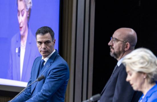 TRUMP DESATA SU MAFIA COMERCIAL: SÁNCHEZ RESUCITA EL "NO A LA GUERRA" FRENTE A LA EXTORSIÓN IMPERIAL