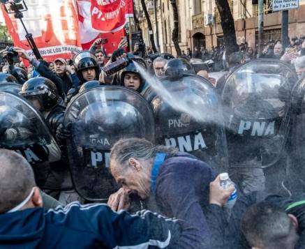 REPRESIÓN BRUTAL CONTRA TRABAJADORES DE FATE: GASES, BALAS Y PALOS FRENTE A SECRETARÍA DE TRABAJO