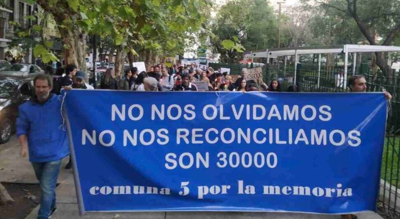 MEMORIA EN PUNTADAS Y PANCARTAS: EL PUEBLO TEJE RESISTENCIA ANTE EL NEGACIONISMO OFICIAL