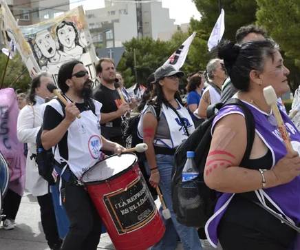 LA DOCENCIA RIONEGRINA NO SE DOBLEGA: PARO Y PLAN DE LUCHA CONTRA EL AJUSTE DE WERETILNECK
