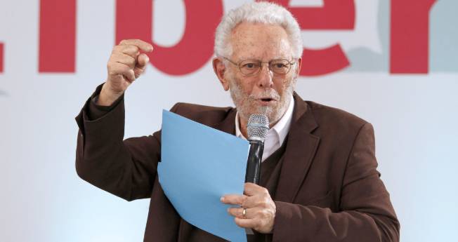 EL VOLCÁN QUE CAMINA: DUSSEL Y LA REINVENCION DEL PUEBLO