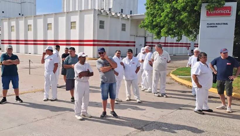LA LECHE QUE SE AGRIÓ: 700 TRABAJADORES EN VIGILIA FRENTE AL VACIAMIENTO EMPRESARIAL