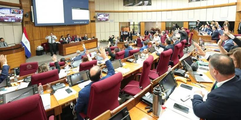 EL SENADO PARAGUAYO IMPONE UNA REFORMA JUBILATORIA QUE DESATA LA FURIA DOCENTE