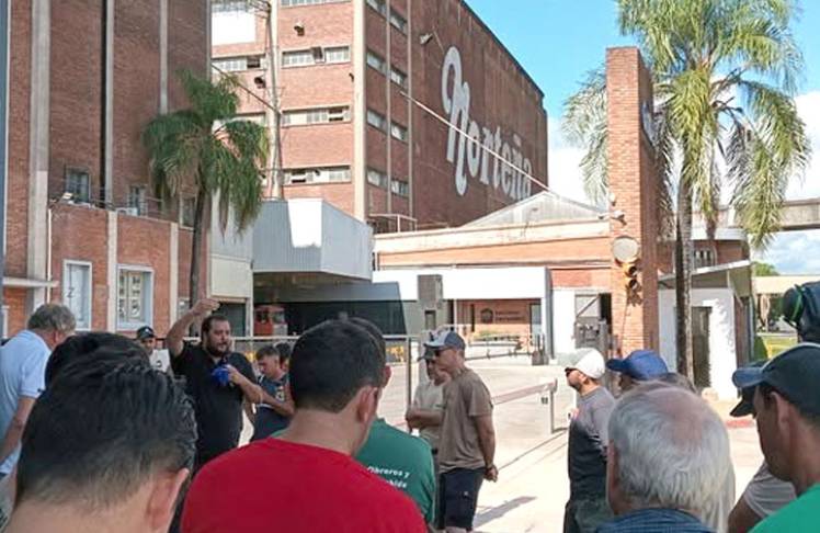 EL NEOLIBERALISMO VESTIDO DE IZQUIERDA: AMBEV CIERRA EN PAYSANDÚ Y EL GOBIERNO URUGUAYO MIRA PARA OTRO LADO