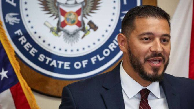 LA NUEVA CAZA DE BRUJAS: FLORIDA IMPONE ADOCTRINAMIENTO ANTICOMUNISTA EN LAS ESCUELAS