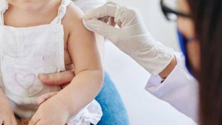 EN ESTADOS UNIDOS UN JUEZ FEDERAL FRENA EL ATAQUE DE KENNEDY A LAS VACUNAS INFANTILES