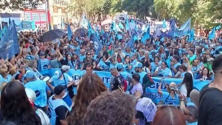 EL ESTALLIDO DOCENTE: MILES EN LAS CALLES DE CÓRDOBA CONTRA EL AJUSTE SALARIAL