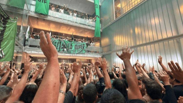 LA DISTOPÍA LABORAL ARGENTINA: PAROS "A LA JAPONESA" CONTRA EL VACIAMIENTO NEOLIBERAL