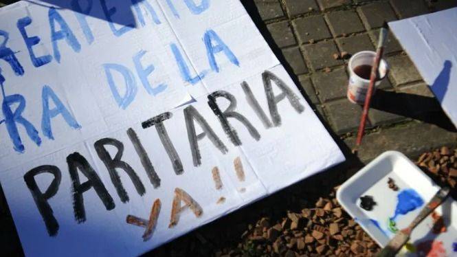 PARITARIAS BAJO EL YUGO: EL GOBIERNO IMPONE TECHOS Y LOS GREMIOS NADAN ENTRE LA HOMOLOGACIÓN Y LA REBELDÍA