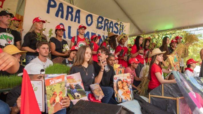 TIERRA CONQUISTADA, SEMILLAS LIBRES: EL MST CELEBRA LA COSECHA AGROECOLÓGICA COMO ACTO POLÍTICO
