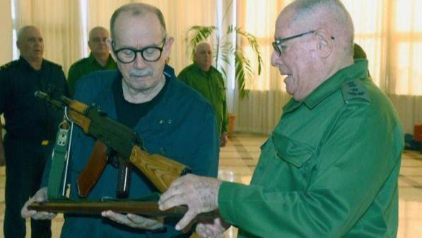 SILVIO RODRÍGUEZ EMPUÑA EL FUSIL: CUANDO LA CULTURA SE TRANSFORMA EN TRINCHERA