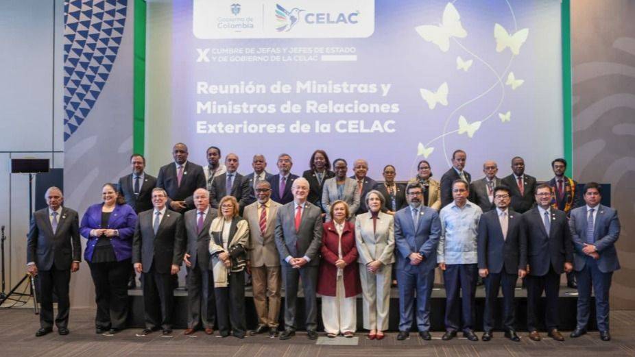 CELAC EN TRANSICIÓN: COLOMBIA CIERRA CICLO CON CUMBRE HISTÓRICA Y URUGUAY TOMA EL RELEVO
