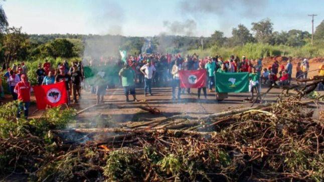 LA BR-163 SE CONVIERTE EN TRINCHERA: MUJERES DEL MST EXIGEN REFORMA AGRARIA Y CONSEGUYEN AUDIENCIA NACIONAL