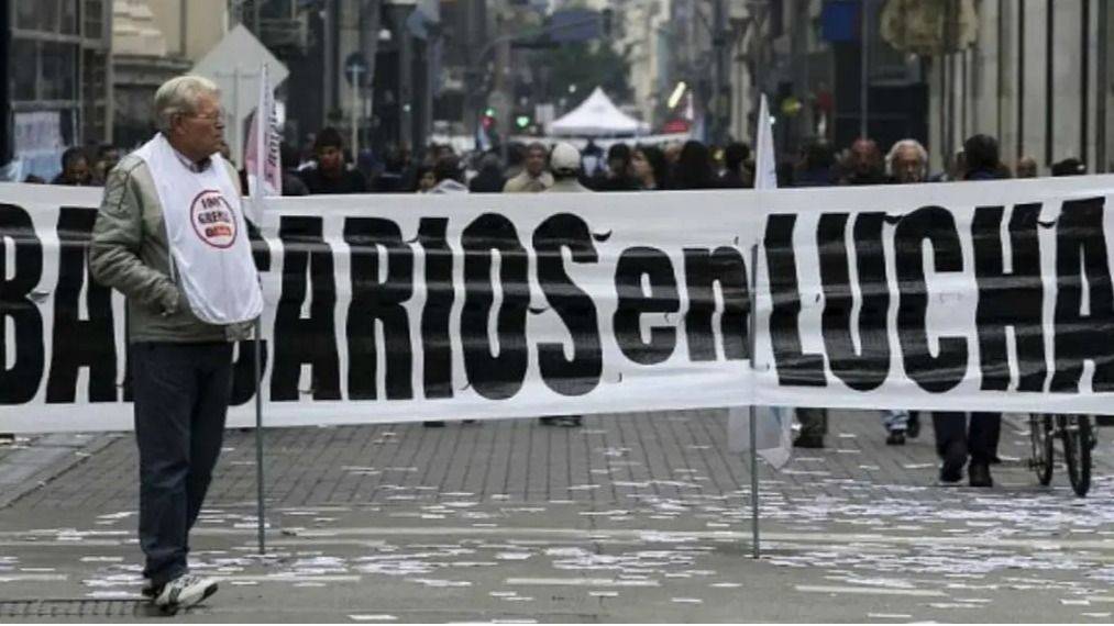 BANCARIOS: ALERTA Y MOVILIZACIÓN FRENTE A LA OLA DE DESPIDOS Y CIERRES