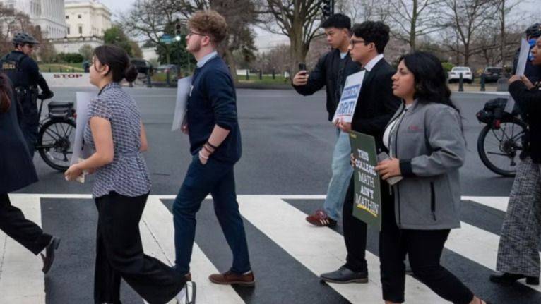 ESTUDIANTES ORGANIZADOS PLANTAN CARA AL CONGRESO: EDUCACIÓN PÚBLICA O BARBARIE NEOLIBERAL