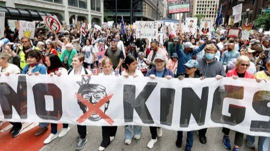LA REBELIÓN SUBURBANA: EL MOVIMIENTO "NO KINGS" DESAFÍA AL RÉGIMEN TRUMP