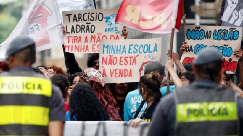 REPRESIÓN CON SPRAY DE PIMENTA: ESTUDIANTES OCUPAN SECRETARÍA DE EDUCACIÓN EN SÃO PAULO