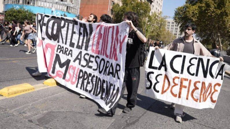 LA REBELIÓN ESTUDIANTIL ESTALLA CONTRA EL RÉGIMEN KAST: REPRESIÓN Y METRO CERRADO