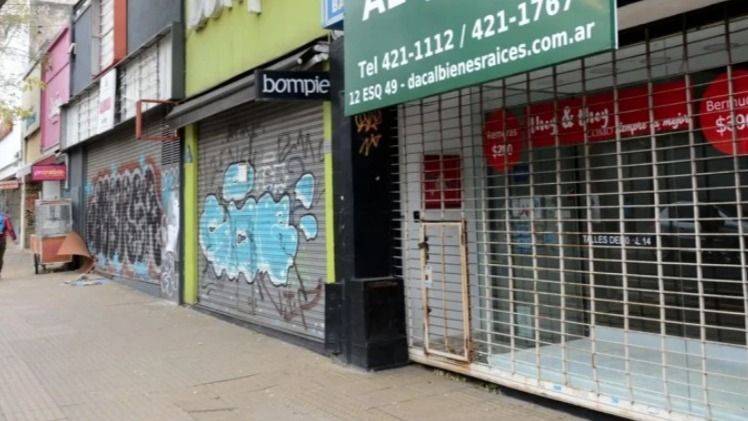 LA PLATA SE DESMORONA: ONCE TRIMESTRES DE CAÍDA COMERCIAL Y CONSTRUCCIÓN EN PICADA