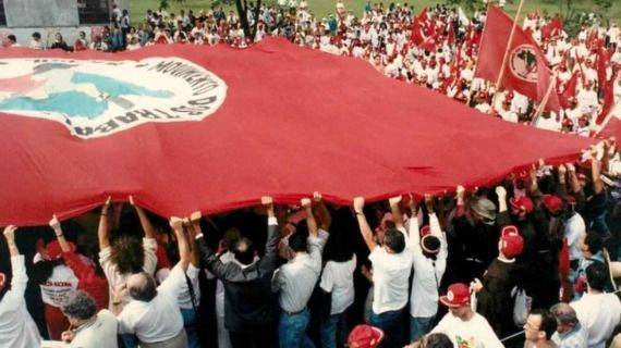 LA RESISTENCIA QUE BROTA DEL BARRO: EL MST RECONSTRUYE DESDE LA SOLIDARIDAD