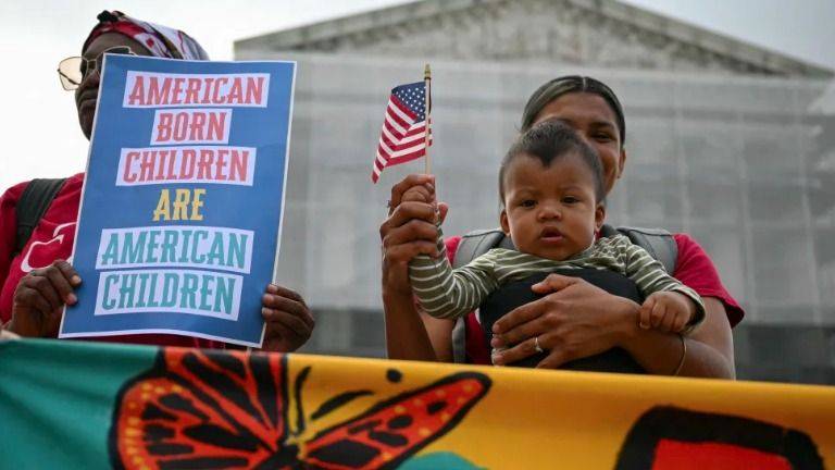 EL RÉGIMEN TRUMP RESUCITA UN FALLO RACISTA DE 1884 PARA ATACAR LA CIUDADANÍA POR NACIMIENTO