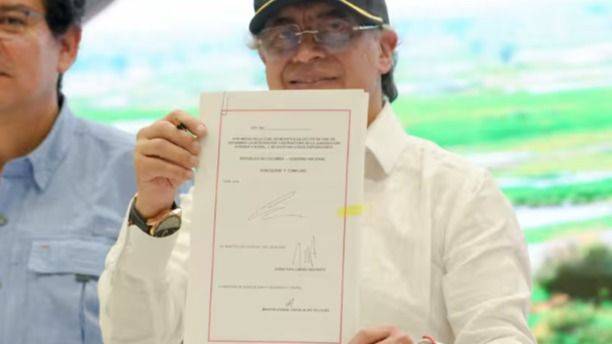 JUSTICIA CAMPESINA: PETRO FIRMA LEY HISTÓRICA PARA EL CAMPO COLOMBIANO