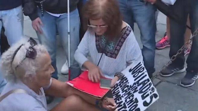 CADENAS DE DESESPERACIÓN: JUBILADAS SE ATAN FRENTE AL CONGRESO POR FALTA DE MEDICAMENTOS