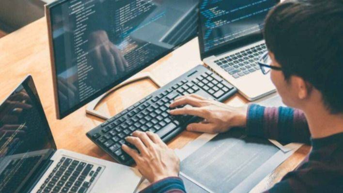 LA PRECARIZACIÓN SILENCIOSA: CÓMO EL SECTOR INFORMÁTICO PERDIÓ LA BATALLA SALARIAL