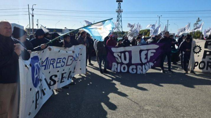 TIERRA DEL FUEGO: TRABAJADORES METALÚRGICOS PLANTAN CARA A LA PATRONAL QUE BUSCA LIQUIDAR 140 FAMILIAS