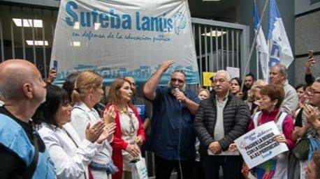 EL RÉGIMEN EDUCATIVO SE DESMORONA: DOCENTES RECHAZAN OFERTA MÍSERA Y PROFUNDIZAN LA LUCHA