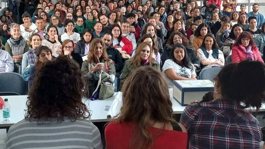 EL ÚLTIMO BASTIÓN DE LA ESI PÚBLICA: LA LUCHA POR EL POSTÍTULO DEL JOAQUÍN V. GONZÁLEZ