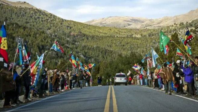 RESISTENCIA MAPUCHE: COMUNIDADES UNIDAS FRENTE A DESALOJO ILEGAL EN VILLA LA ANGOSTURA