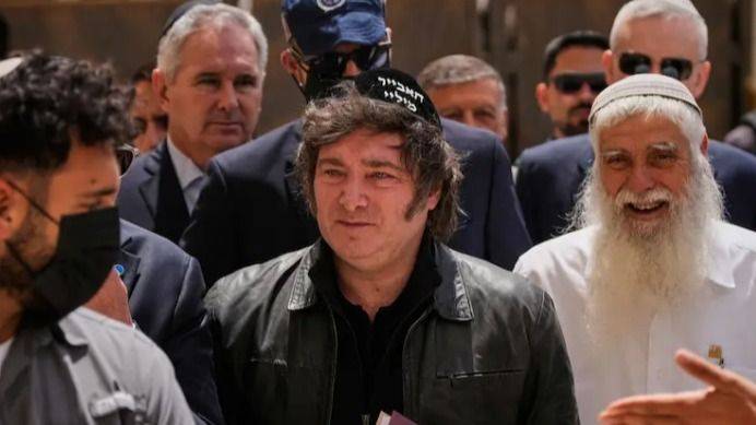 UN PRESIDENTE RASTRERO QUE LLEVÓ AL PAÍS —ANTES EJEMPLO EN DERECHOS HUMANOS— A SER CÓMPLICE DE UN GENOCIDIO