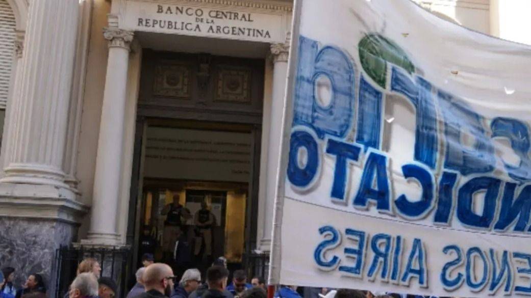 BANCARIOS PARAN EL SISTEMA: HUELGA NACIONAL CONTRA EL ACHIQUE DEL BCRA