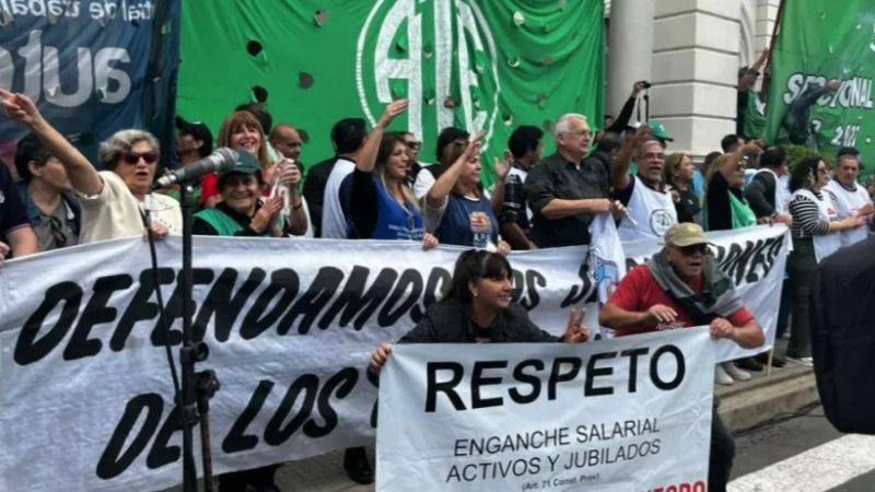 LA PLAZA SE VISTIÓ DE GUARDAPOLVO: ENTRE RÍOS LE DICE NO AL AJUSTE PREVISIONAL