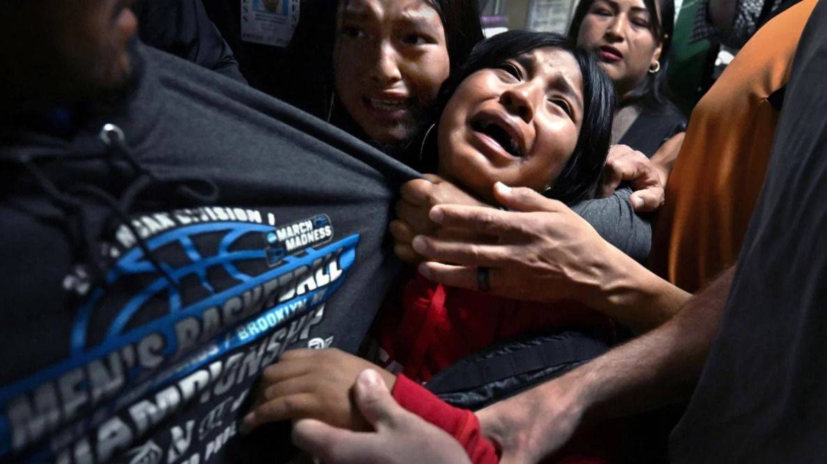 EL ABRAZO ROTO: LA FOTO QUE DENUNCIA EL DOLOR DE LAS FAMILIAS MIGRANTES