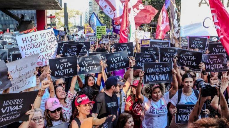 LA AVENIDA PAULISTA RETUMBA: MILES EXIGEN QUE LA CÁMARA APRUEBE LA LEY CONTRA LA MISOGINIA